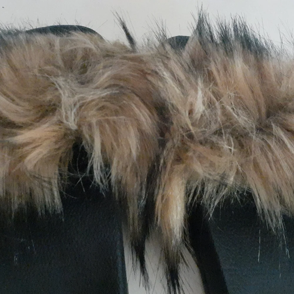SOLD OUT Furry Sandals - Picture 4 of 10